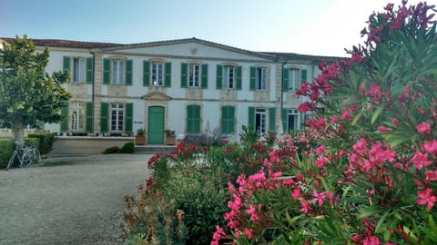 Facade/entrance, Decorative detail, Garden view, Family