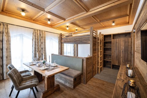 TV and multimedia, Living room, Seating area, Dining area