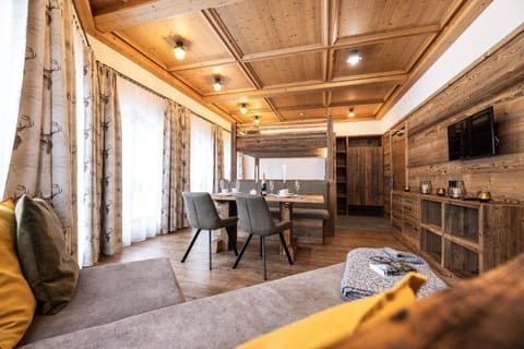 Communal lounge/ TV room, Kitchen or kitchenette, Living room, Seating area, Dining area