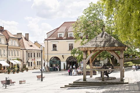 Facade/entrance, Spring, Day, Neighbourhood, On site