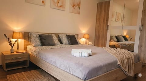 Photo of the whole room, Bedroom, towels