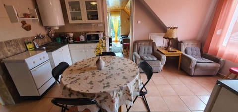 Summer, Coffee/tea facilities, Seating area, Dining area, microwave