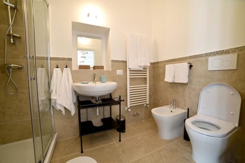 Shower, Toilet, Nearby landmark, Neighbourhood, Bathroom, Evening entertainment, Evening entertainment, City view, City view, Landmark view, Landmark view, Street view, Street view, Supermarket/grocery shop, Shopping Area, Family, Quiet street view