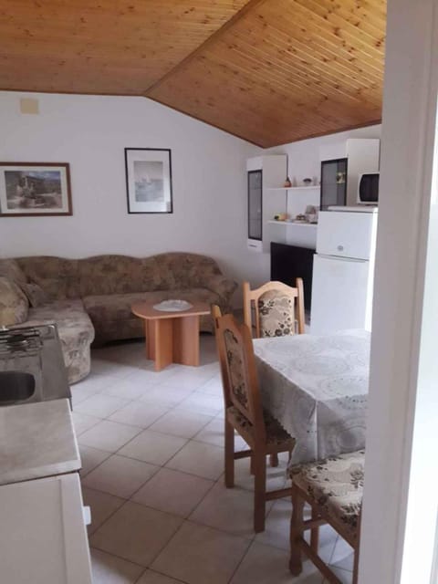 Summer, Kitchen or kitchenette, Living room, Seating area, Dining area