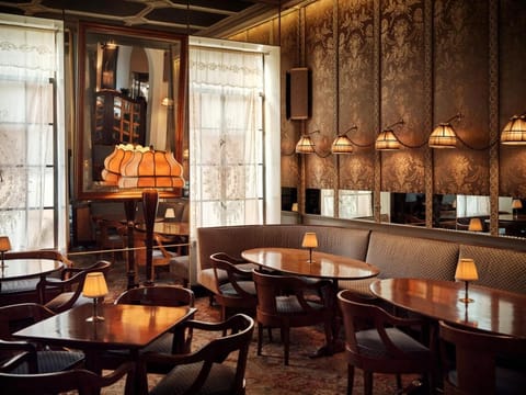 Restaurant/places to eat, Living room, Lounge or bar