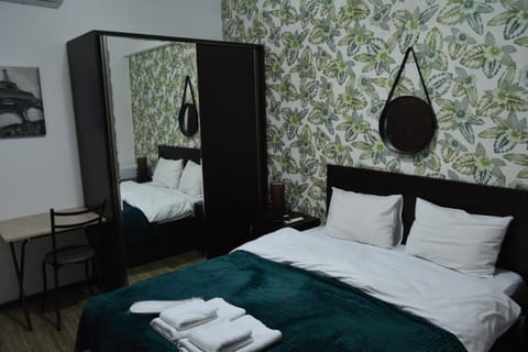 Bed, Photo of the whole room, wardrobe