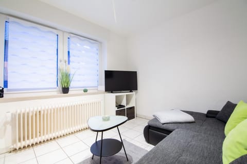 Toilet, TV and multimedia, Living room, Seating area