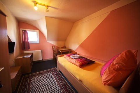 TV and multimedia, Photo of the whole room, Bedroom