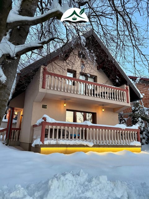 Property building, Facade/entrance, Day, Natural landscape, Garden, Text overlay, Garden view, Area and facilities