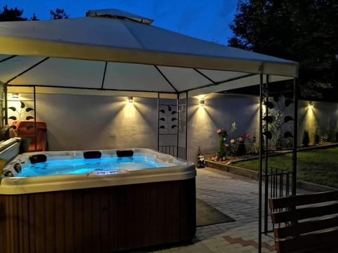 Communal lounge/ TV room, TV and multimedia, Kitchen or kitchenette, Living room, Food and drinks, Photo of the whole room, Seating area, Dining area, Evening entertainment, Food, air conditioner