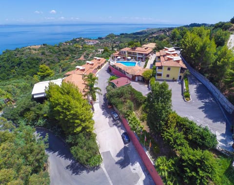 Restaurant/places to eat, Day, Bird's eye view, Summer, Balcony/Terrace, Lobby or reception, Lounge or bar, Sea view, Swimming pool, Lunch, Dinner, Alcoholic drinks, Non alcoholic drinks, young children, older children, group of guests, Family