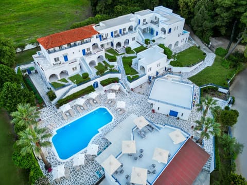 Property building, Day, Bird's eye view, Garden, Garden view, Pool view, Swimming pool, sunbed