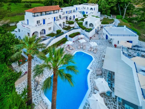 Property building, Day, Natural landscape, Garden, Garden view, Pool view, Swimming pool, sunbed