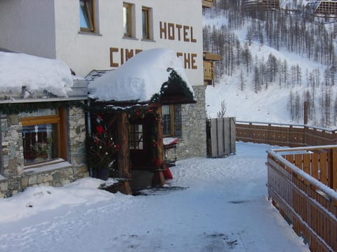 Facade/entrance, Winter