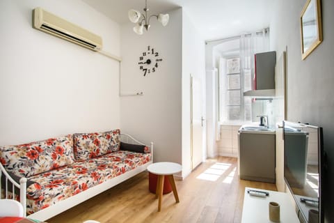 Kitchen or kitchenette, Living room, Seating area