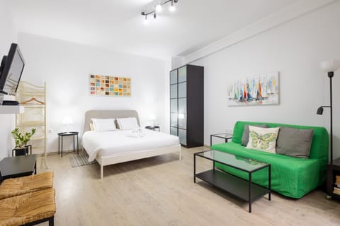 Bed, TV and multimedia, Bedroom