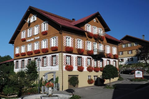 Property building, Garden, Garden view, Garden view, Landmark view, Location