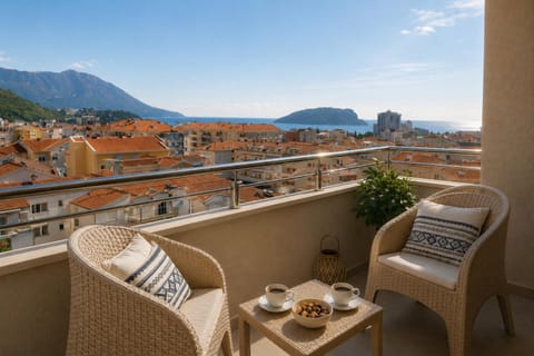 View (from property/room), Seating area, City view, Sea view