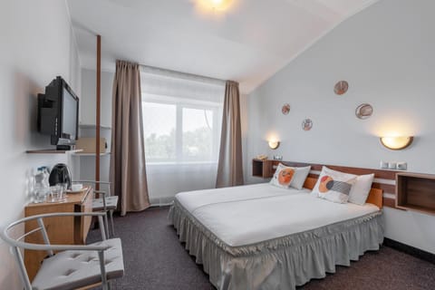 Bed, TV and multimedia, Photo of the whole room, Bedroom