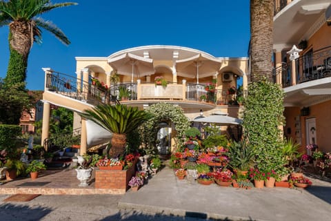 Property building, Facade/entrance, Garden, Garden view