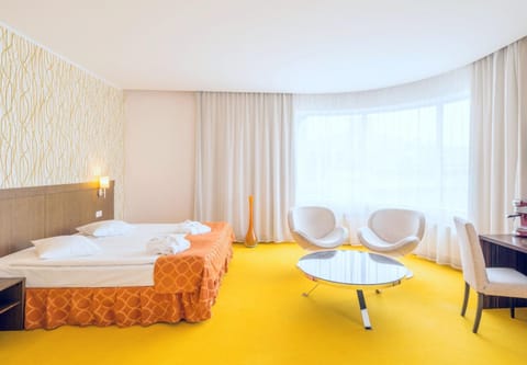 Bed, Photo of the whole room, Seating area, Bedroom