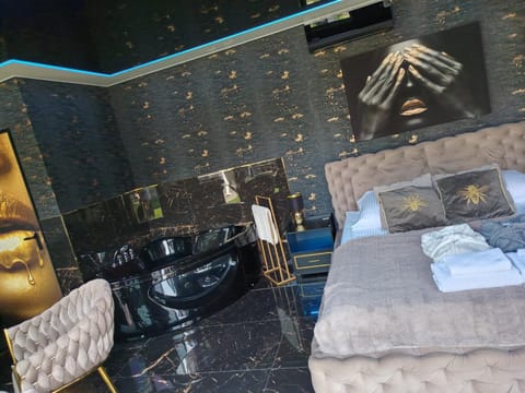 Bed, Hot Tub, Living room, Seating area, towels