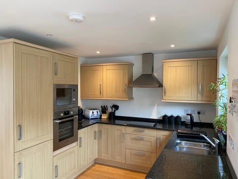 OHANA HOUSE - Unbeatable Location - UK's Best Beaches House in Newquay