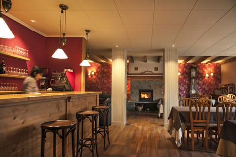 Restaurant/places to eat, Communal lounge/ TV room, Lounge or bar, Breakfast, locker