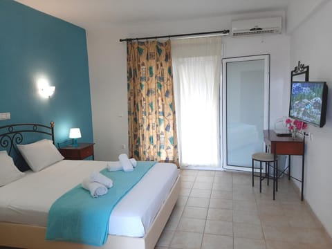 Bed, Photo of the whole room, Bedroom, air conditioner