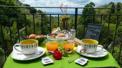 View (from property/room), Balcony/Terrace, Food and drinks, Lake view, Breakfast