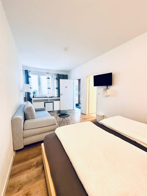 Bed, TV and multimedia, Photo of the whole room, Seating area, Bedroom