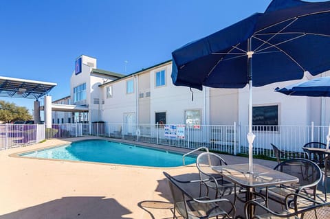 Seating area, Pool view, Swimming pool