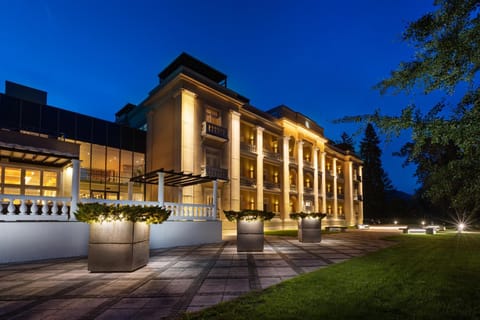 Nearby landmark, Facade/entrance