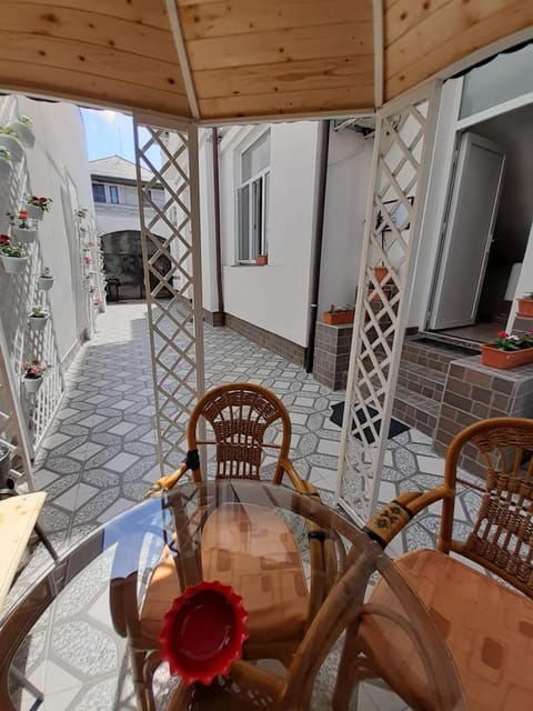 Day, Seating area