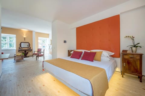 Bed, Living room, Photo of the whole room, Bedroom
