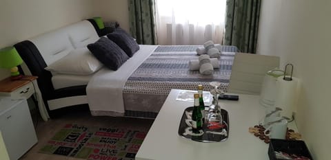 Bed, Photo of the whole room, Bedroom, Drinks