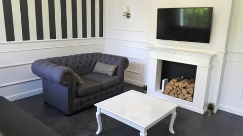 Bed, TV and multimedia, Living room, Photo of the whole room, Decorative detail, Seating area