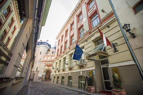 Facade/entrance