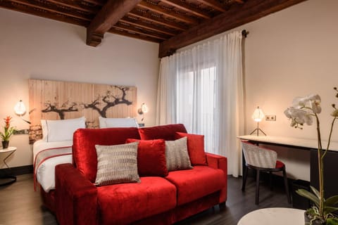 Bed, Photo of the whole room, Decorative detail, Bedroom
