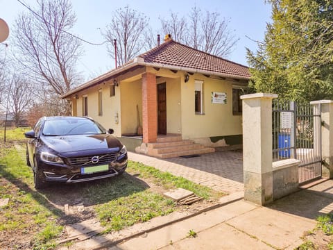 Property building, Garden, Parking