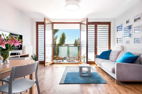 Communal lounge/ TV room, Day, Summer, TV and multimedia, Balcony/Terrace, Balcony/Terrace, Living room, Photo of the whole room, Decorative detail, Decorative detail, Seating area, Dining area, On site, City view, City view