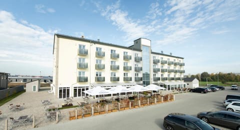 Property building, Restaurant/places to eat, Balcony/Terrace