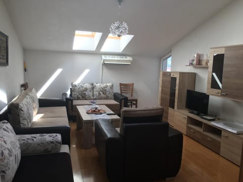 Bed, TV and multimedia, Living room, Seating area