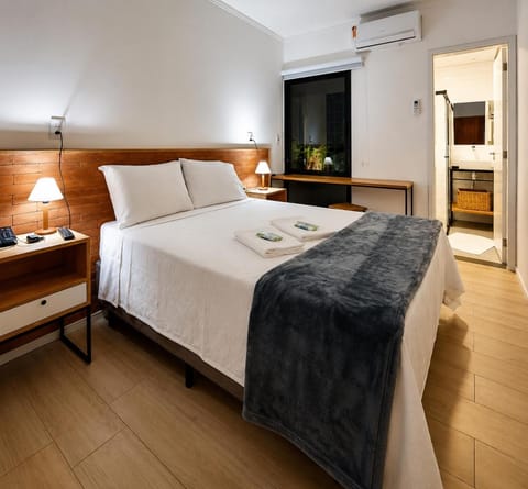 Bed, TV and multimedia, Photo of the whole room, Bedroom, towels, air conditioner