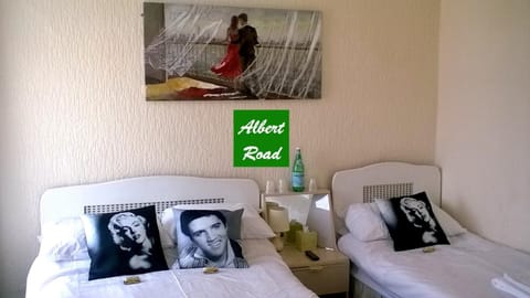 Bed, Photo of the whole room, Decorative detail, Bedroom