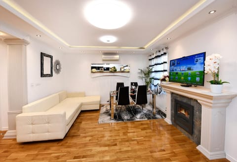 Game Room, TV and multimedia, Balcony/Terrace, Living room, Seating area, Dining area, Evening entertainment, Evening entertainment