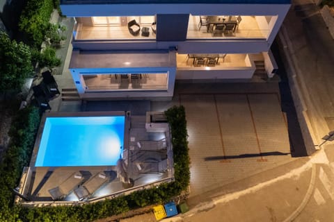 Property building, Balcony/Terrace, Pool view, Swimming pool