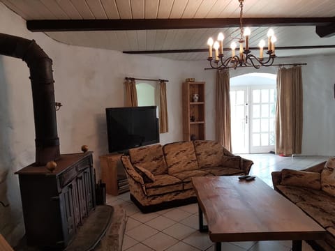 Communal lounge/ TV room, TV and multimedia, Living room, Seating area, Evening entertainment