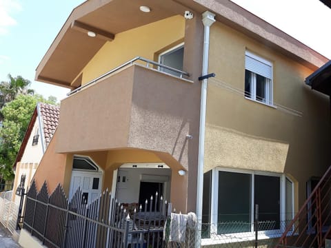 Apartmani "Ravić" Bed and Breakfast in Montenegro