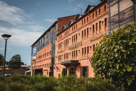 Property building, Nearby landmark, Neighbourhood